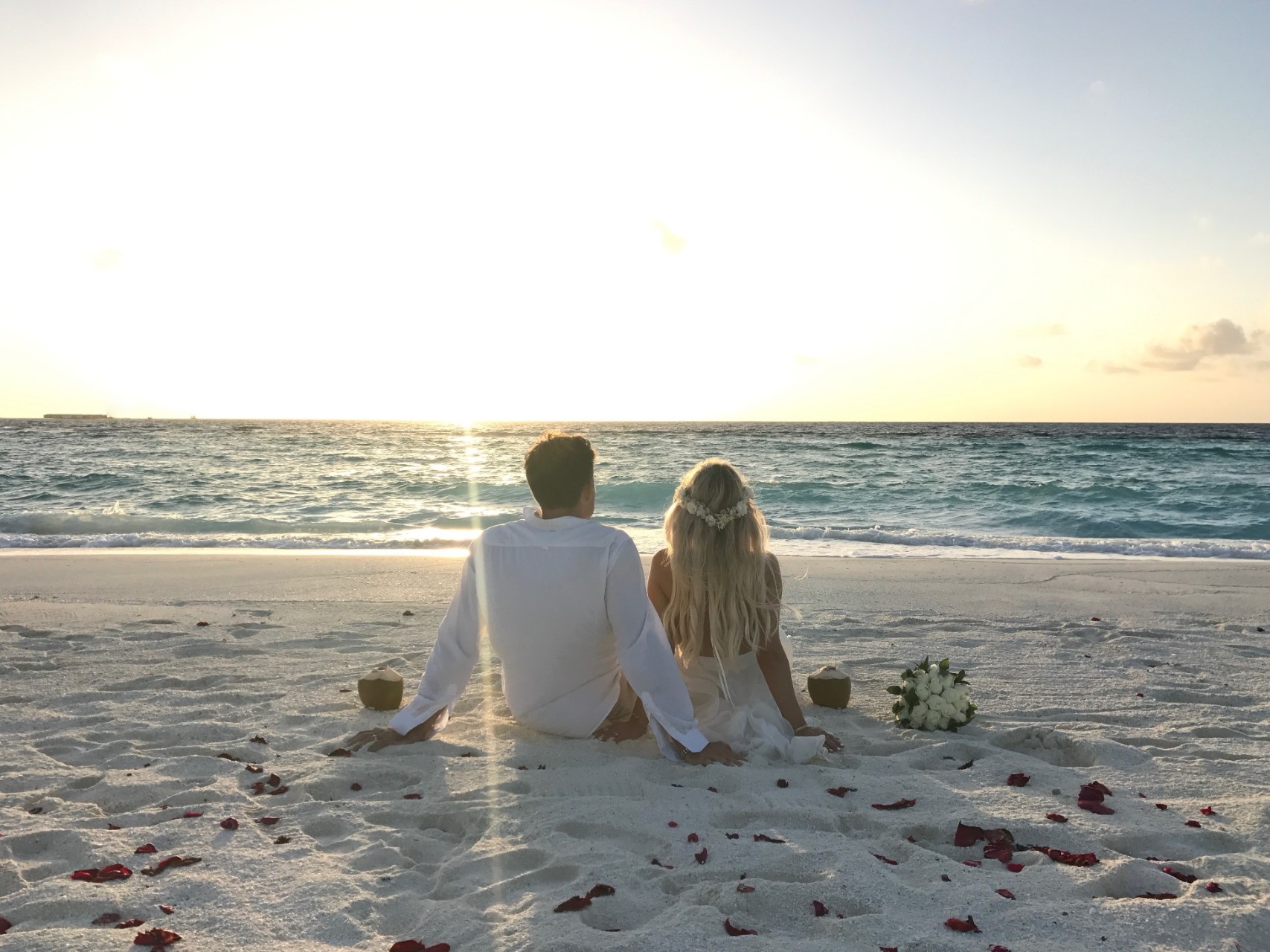 Романтическая церемония для пары на пляже